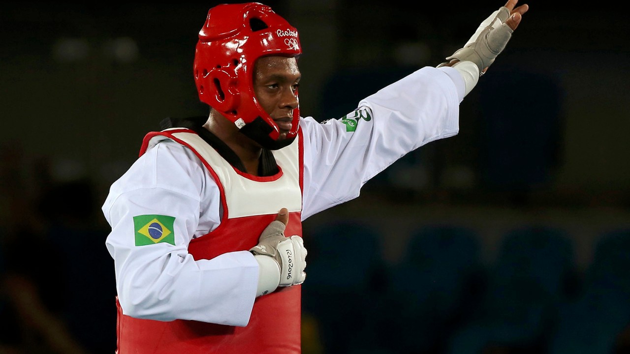 Lutador de Taekwondo, Maicon Siqueira, celebra vitória na etapa qualificatória da categoria acima de 80kg pelos Jogos Olímpicos Rio-2016