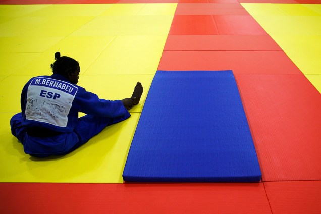 Judoca espanhola, Maria Bernabeu, se alonga em um tatame pouco antes de sessão de treinamento para os Jogos Olímpicos, no Rio de Janeiro