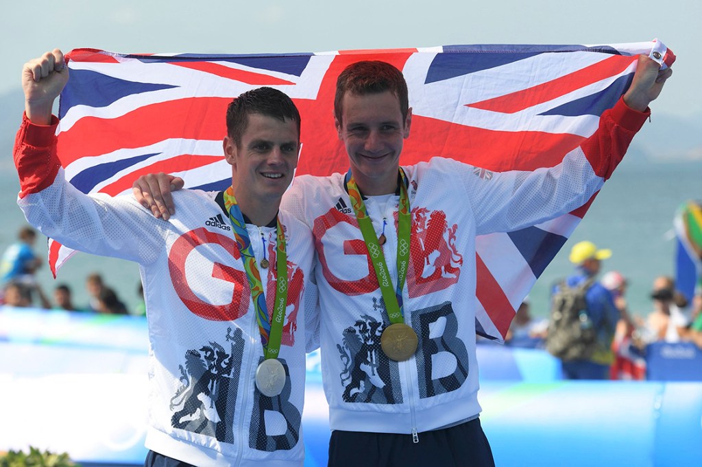 Jonathan e Alistair Brownlee, irmãos triatletas, vencem ouro e prata em Copacabana, no Rio de Janeiro
