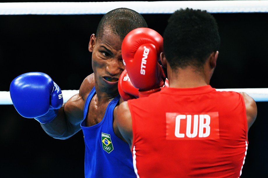 O brasileiro Robson Conceição (azul), vence Lázaro Álvarez e vai para a final do boxe, em luta realizada no Pavilhão 6 do Riocentro - 14/08/2016