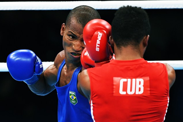 O brasileiro Robson Conceição (azul), vence Lázaro Álvarez e vai para a final do boxe, em luta realizada no Pavilhão 6 do Riocentro - 14/08/2016