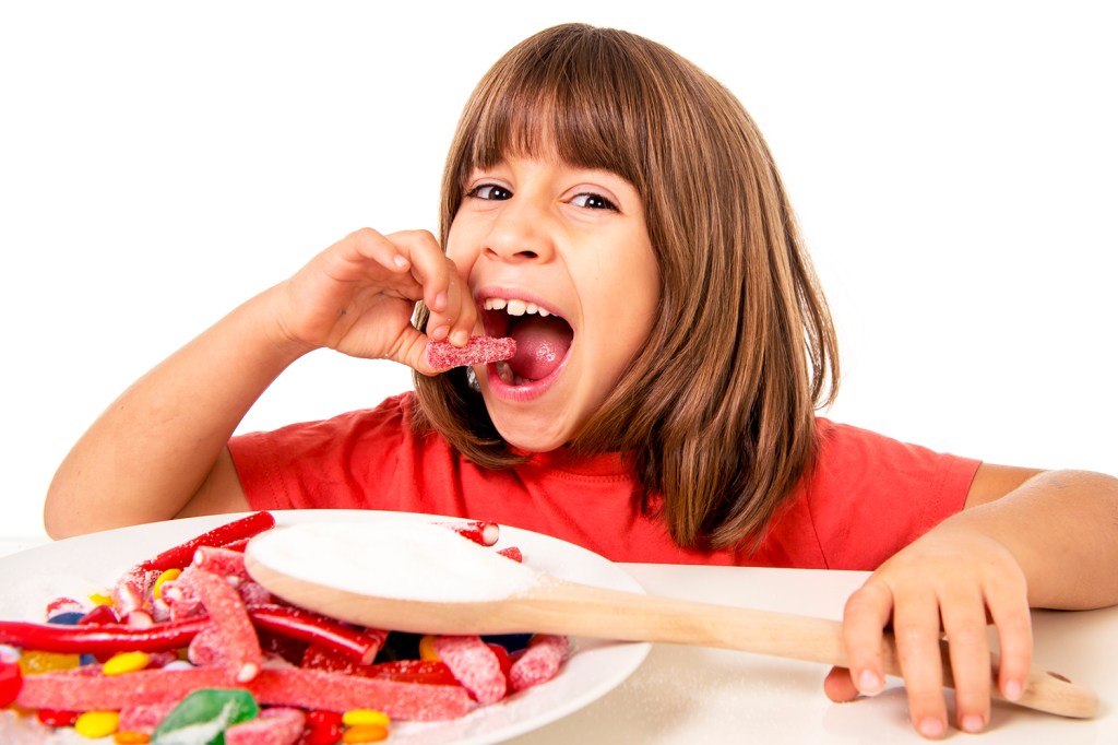 Criança comendo doces