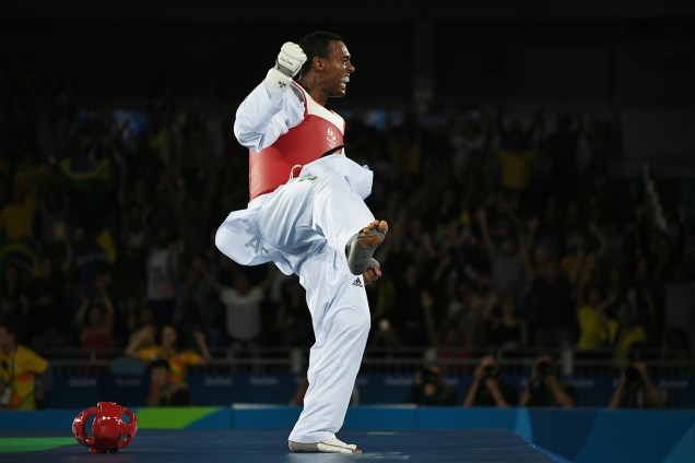 O brasileiro Maicon Siqueira comemora após vencer o britânico Mahama Cho, conquistando a medalha de bronze na categoria acima de 80kg do taekwondo, na Arena Carioca 3 - 20/08/2016