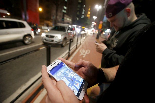 Avenida Paulista é invadida por pessoas jogando Pokémon Go,  que foi lançado nesta quarta-feira (3) no Brasil