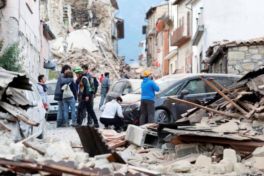Cidade de Amatrice é destruída por um terremoto de magnitude 6.2, na Itália