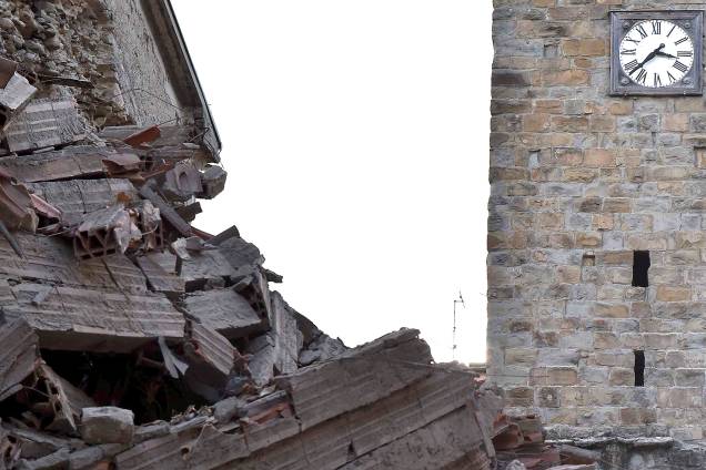 Cidade de Amatrice é destruída por um terremoto de magnitude 6.2, na Itália