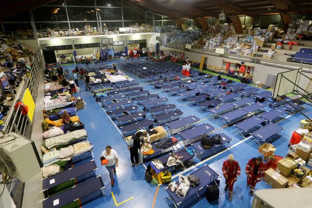 Sobreviventes do terremoto em abrigos improvisados em um acampamento temporário  na aldeia italiana de Amatrice – 25/08/2016