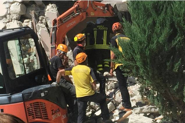 Bombeiros e socorristas trabalham na cidade de Accumoli, na região central da Itália, após forte terremoto atingir a região - 24/08/2016