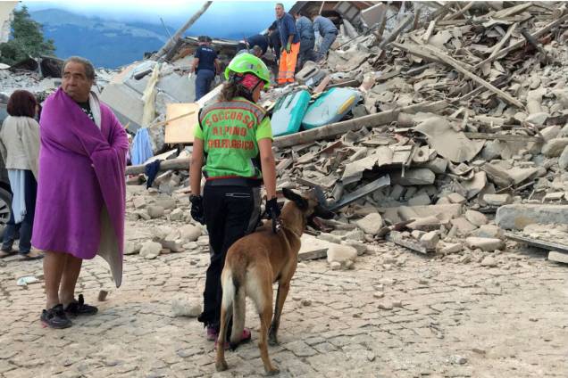 Trabalho de buscas por vítimas é realizado em Amatrice, no centro da Itália, após forte terremoto atingir a região - 24/08/2016