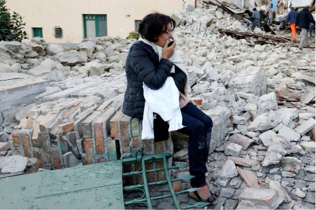 Mulher observa destruição causada pelo tremor em Amatrice, no centro da Itália - 24/08/2016