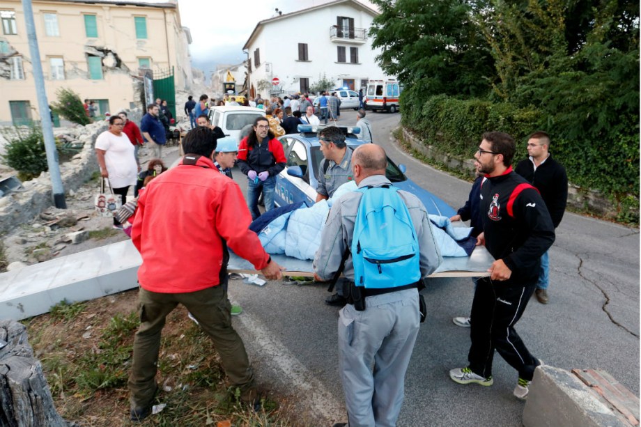 Civis ajudam no trabalho de resgate, em Amatrice, na Itália, após forte terremoto atingir a região - 24/08/2016