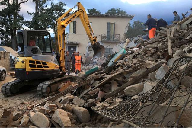 Socorristas recolhem escombros em Amatrice, no centro da Itália, após forte terremoto atingir a região - 24/08/2016