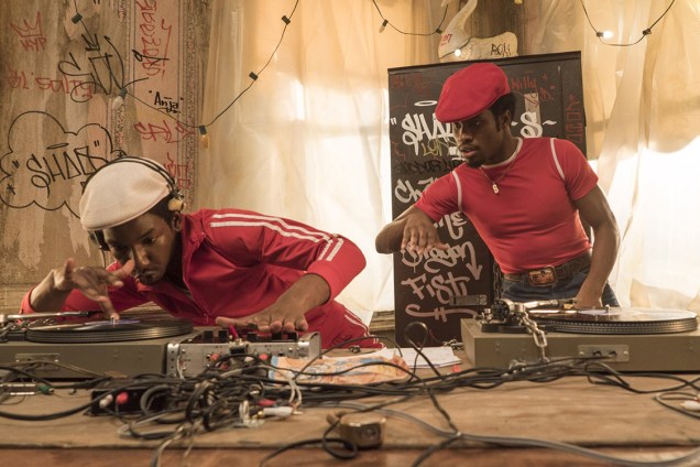 DJ Grandmaster Flash (Mamoudou Athie) e Shaolin Fantastic (Shameik Moore) na série 'The Get Down'