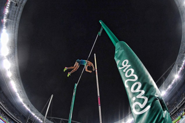 O brasileiro Thiago Braz salta 6,03m e conquista a medalha de ouro no salto com vara, além de quebrar o recorde olímpico e a sua marca pessoal - 15/08/2016