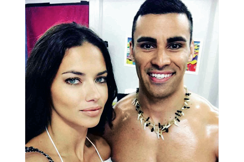 O atleta Pita Taufatofua, o besuntado porta-bandeira de Tonga, virou sensação entre as mulheres, como a modelo Adriana Lima