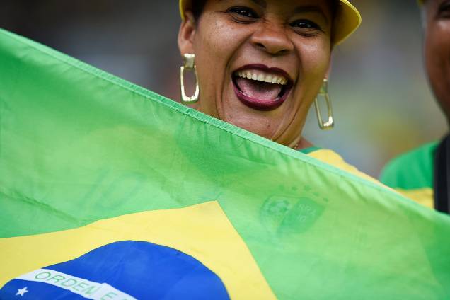 Torcedora do Brasil comparece no Maracanã para a final do futebol masculino contra a Alemanha