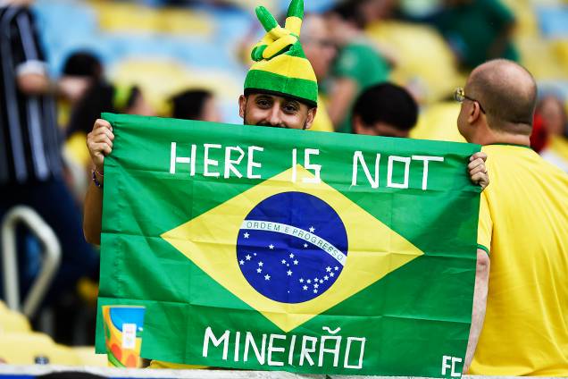 Torcedor do Brasil exibe bandeira na final do futebol masculino contra a Alemanha, no Maracanã