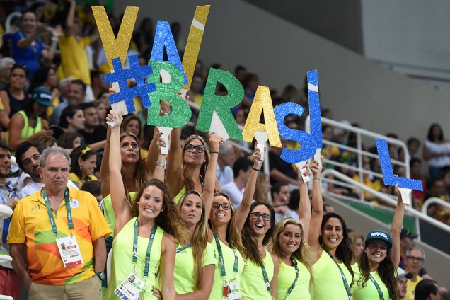 Atletas brasileiras torcem para a seleção do pólo aquático masculino, nas Olimpíadas Rio 2016