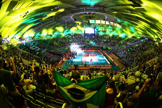 Torcida comparece na semifinal do vôlei masculino entre Brasil e Rússia