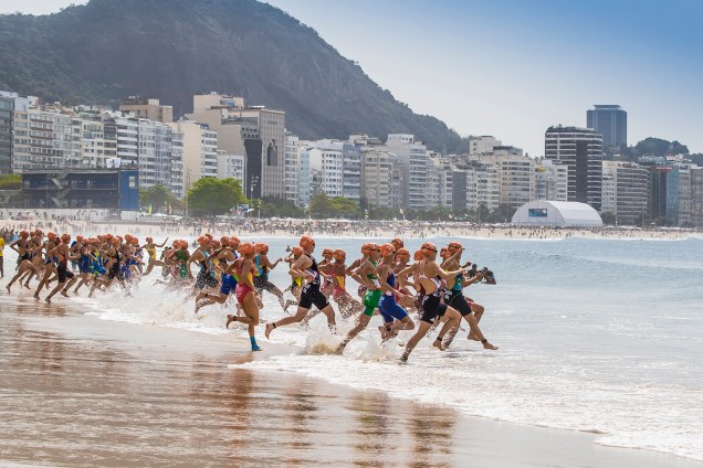 Competidoras participam do triatlo no Forte de Copacabana, no Rio de Janeiro (RJ) - 20/08/2016