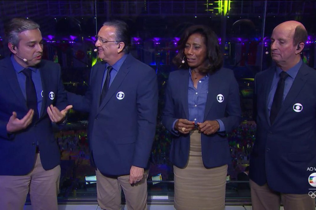 Equipe de apresentadores da Globo durante cerimônia de encerramento