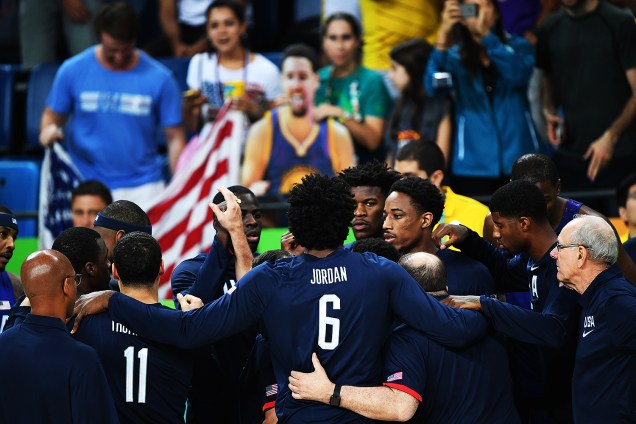 Seleção de basquete dos Estados Unidos durante o jogo contra a China, nas Olimpíadas Rio 2016