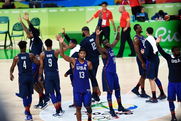 Seleção de basquete dos Estados Unidos comemora após vencer jogo contra a China, nas Olimpíadas Rio 2016