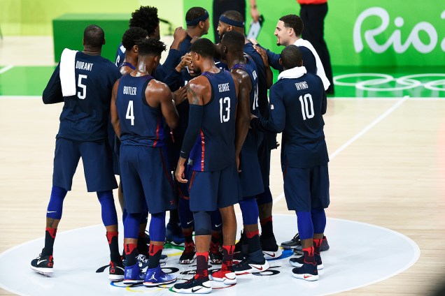 Seleção de basquete dos Estados Unidos durante o jogo contra a China, nas Olimpíadas Rio 2016