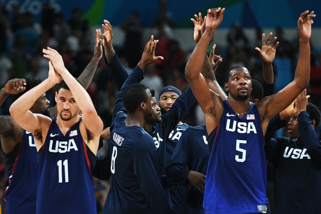 Jogadores dos Estados Unidos comemoram a vitória sobre a Espanha, nas Olimpíadas Rio 2016