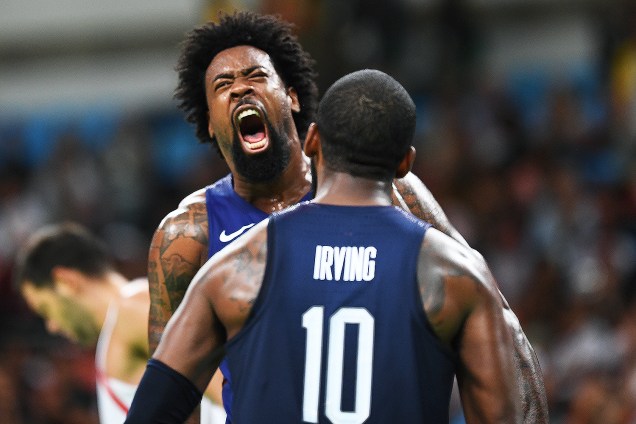 DeAndre Jordan e Kyrie Irving, dos Estados Unidos, comemoram ponto na semifinal de basquete contra a Espanha