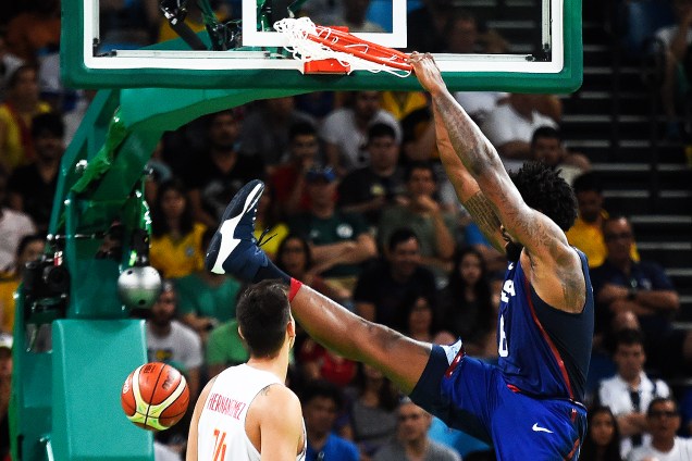DeAndre Jordan, dos Estados Unidos, faz uma cesta na semifinal de basquete contra a Espanha