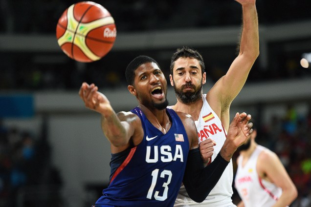 Paul George, dos Estados Unidos, durante a semifinal de basquete contra a Espanha