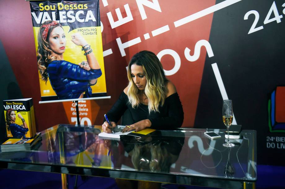 A cantora Valesca Popozuda realiza sessão de autógrafos no primeiro dia da 24ª Bienal do Livro de São Paulo, no pavilhão de exposições do Anhembi, em São Paulo (SP) - 26/08/2016