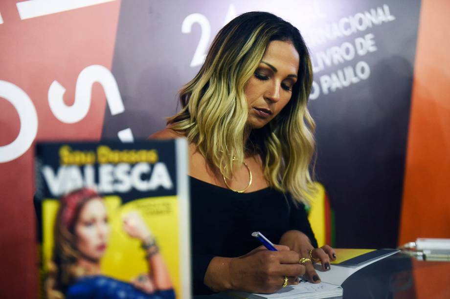 A cantora Valesca Popozuda realiza sessão de autógrafos no primeiro dia da 24ª Bienal do Livro de São Paulo, no pavilhão de exposições do Anhembi, em São Paulo (SP) - 26/08/2016