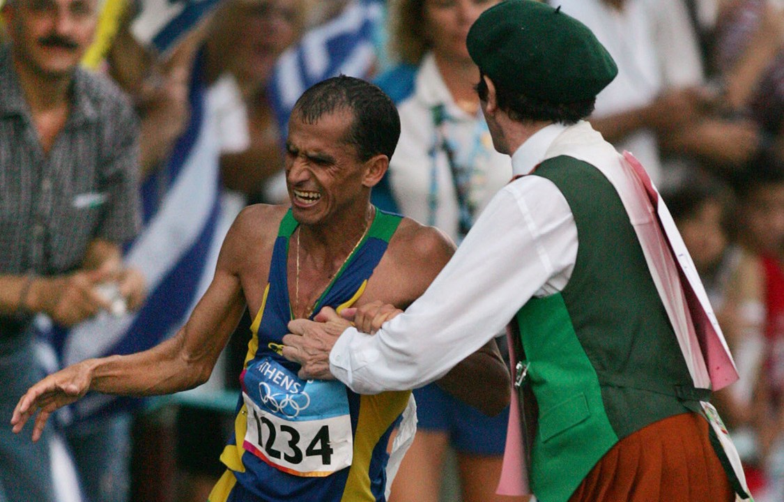 Vanderlei Cordeiro é empurrado para fora da pista por um homem fantasiado de padre irlandês durante competição nos Jogos Olímpicos de Atenas em 2004
