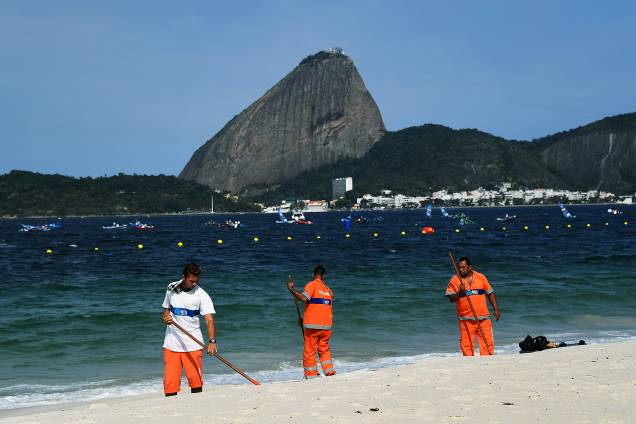 Garis recolhem o lixo da praia do Flamengo, no Rio de Janeiro