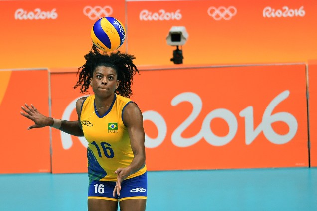 Fernanda Garay, do Brasil, durante o jogo contra a Argentina, nas Olimpíadas Rio 2016