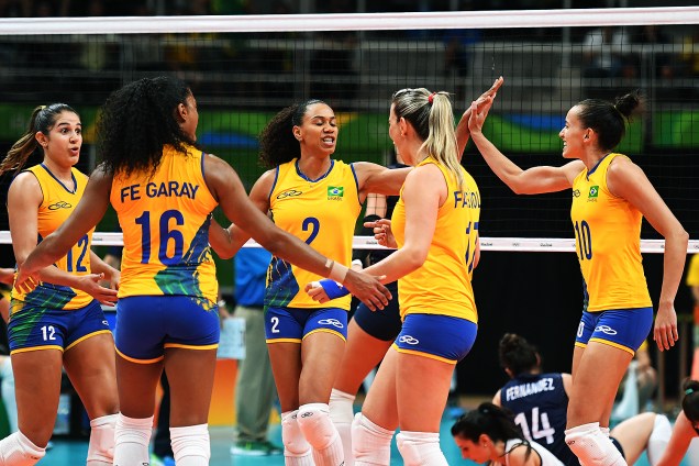 Jogadoras da seleção de vôlei do Brasil comemoram ponto sobre a Argentina, nas Olimpíadas Rio 2016