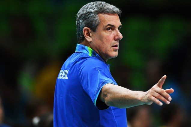 O técnico da seleção de vôlei feminino, José Roberto Guimarães, durante o jogo contra a Argentina, nas Olimpíadas Rio 2016