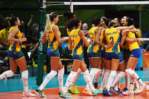 Jogadoras da seleção feminina de vôlei comemoram vitória sobre a Argentina, nas Olimpíadas Rio 2016