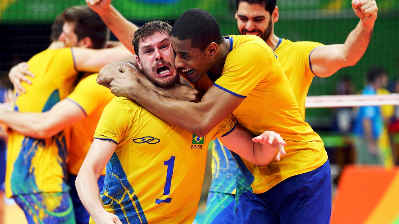 Jogadores brasileiros comemoram após derrotarem a Itália por 3 sets a 0 na final do vôlei masculino - 21/08/2016