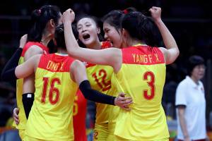 Jogadoras da China comemoram ponto sobre a Sérvia, na final do vôlei de quadra feminino, nas Olimpíadas Rio 2016