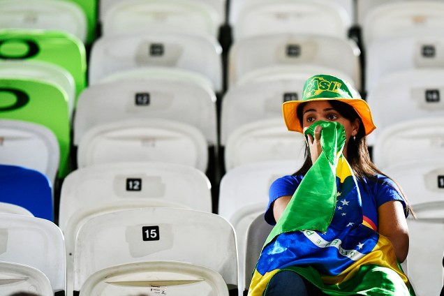 Torcida acompanha a disputa da medalha de bronze no vôlei de praia feminino na Arena de Copacabana