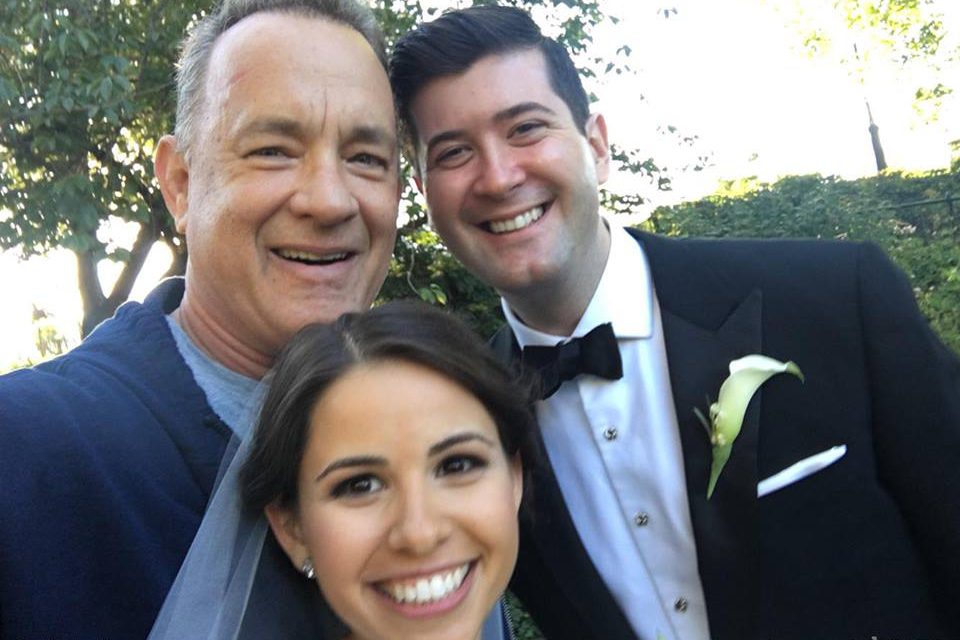 Tom Hanks posa com os noivos Elizabeth e Ryan