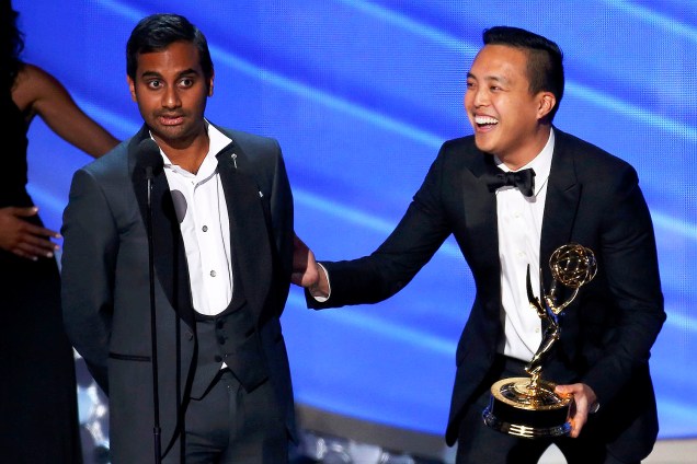 Aziz Ansari (esquerda) e Alan Yang durante a 68ª cerimônia de premiação do Emmy, no Microsoft Theater, em Los Angeles - 18-09-2016