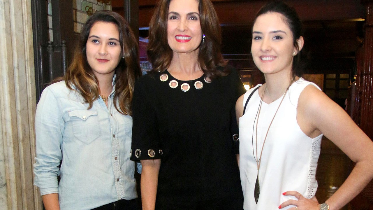 Fátima Bernardes vai a show de Tiago Iorc com as filhas Laura e Beatriz, após separação de William Bonner
