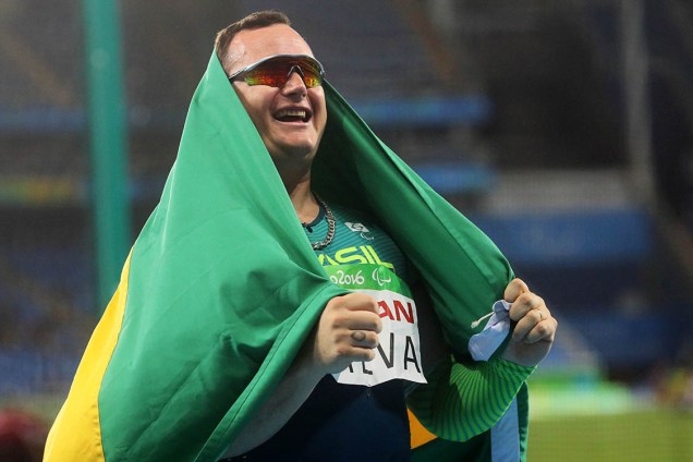 Alessandro da Silva, o 'Gigante', comemora após vencer a medalha de ouro no lançamento do disco F11 (deficiência visual), nas Paralimpíadas do Rio 2016