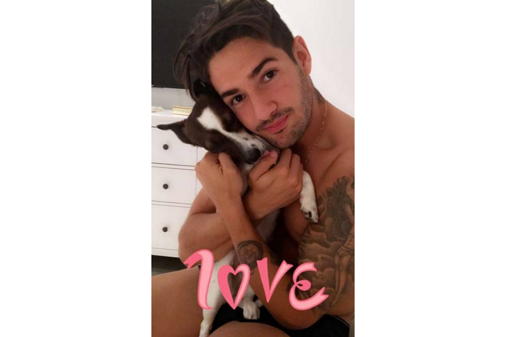 Jogador Alexandre Paro posa de cueca no Snapchat da namorada, Fiorella Mattheis
