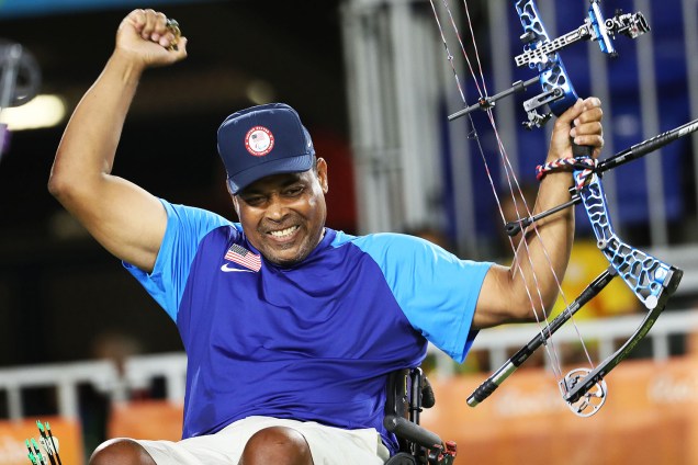 O americano Andre Shelby leva ouro no Tiro com Arco Paralímpico, no Sambódromo, no Rio de Janeiro - 14/09/2016