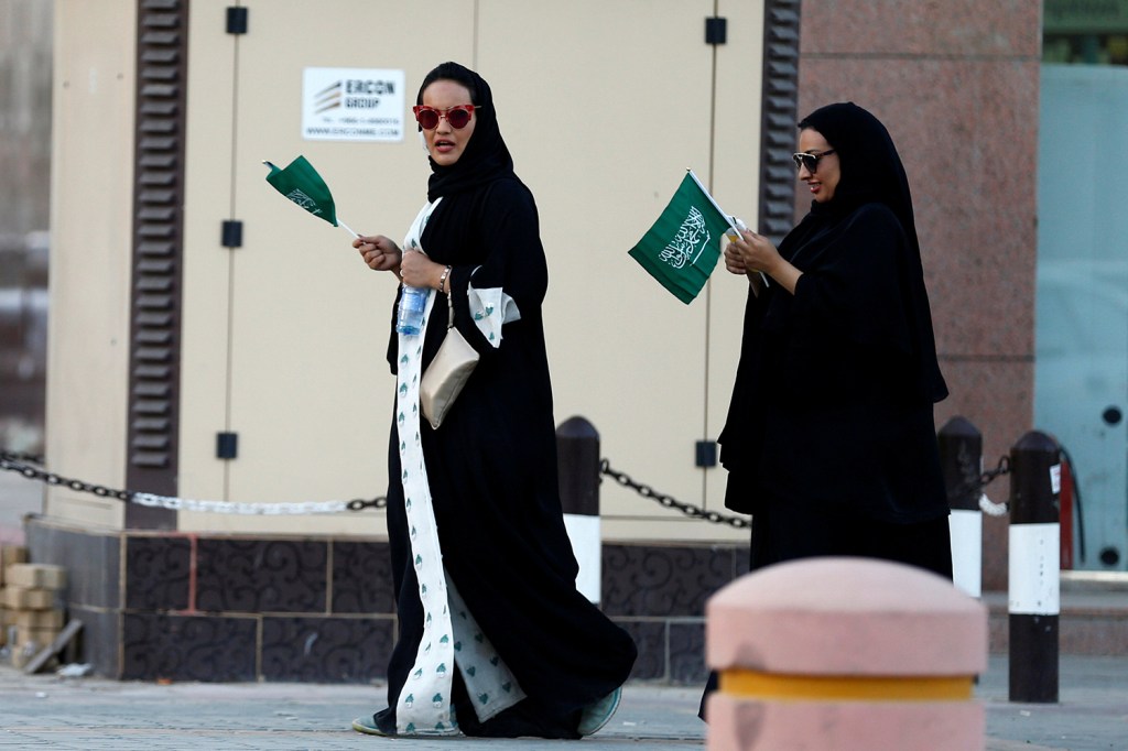Mulheres sauditas caminham pelas ruas no dia nacional saudita